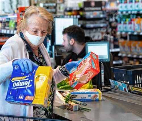 Einkauf in Zeiten von Corona: Damit nicht zu viele Menschen im Laden sind, setzen einige Supermärkte und Discounter auf Sicherheitspersonal. Foto dpa