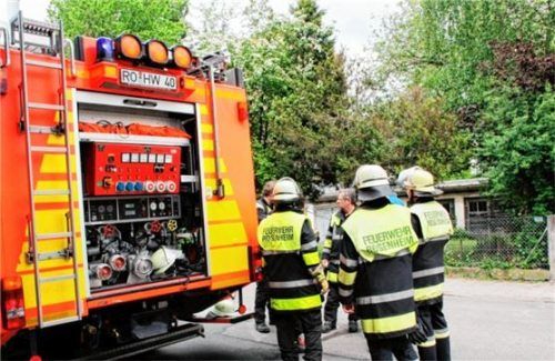 Einsatzkräfte der Feuerwehr nach dem Einsatz an der Bayerstraße. Foto Reisner