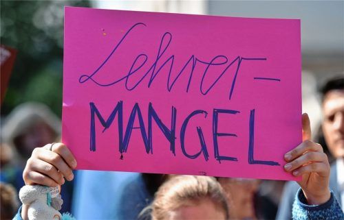 Eklatanter Lehrermangel an Grund-, Mittel- und Förderschulen in Bayern: Mindestens 1400 Vollzeitstellen fehlen für das kommende Schuljahr. Die Corona-Krise scheint die Situation zusätzlich zu verschärfen.Foto dpa