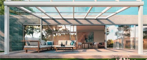 Elegante Glasdachsysteme mit rundum verschließbaren Glaselementen setzen architektonische Akzente. djd/Weinor