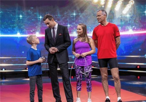 Er ist der Kleinste in der Runde, aber vielleicht einer der fittesten: Der zehnjährige Vincent aus Stephanskirchen tritt in der TV-Show „Klein gegen Groß – Das unglaubliche Duell“ gegen die deutschen Boxlegenden Regina Halmich und Henry Maske (rechts) im Seilspringen an. Kai Pflaume (Zweiter von links) moderiert die Sendung.Foto NDR/Thorsten Jander