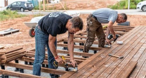Erfahrene Fachhandwerker stellen ein dauerhaft attraktives Erscheinungsbild sicher.Foto djd/kebony.de/René Sievert