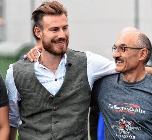 Erfolgreicher Torhüter-Trainer bei den Starbulls: Ein stolzer Siegi Harrer mit seinem ehemaligen Schützling Philipp Grubauer, der den Stanley Cup nach Rosenheim brachte. Foto Ziegler