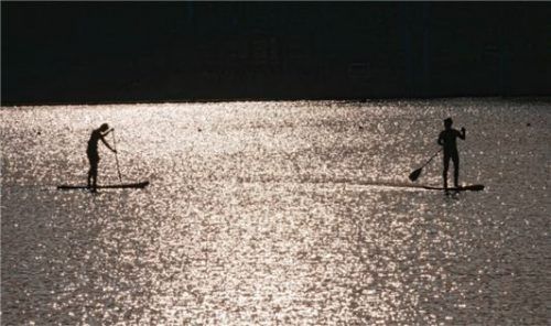 Erlaubt: Stand-up-Paddeln auf dem See.