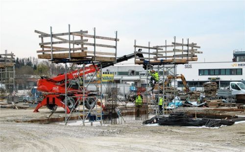 Es wächst und gedeiht: Die Bautrupps an der Brücke über den Aicherpark lassen sich bislang von Corona kaum bremsen. Foto Riediger