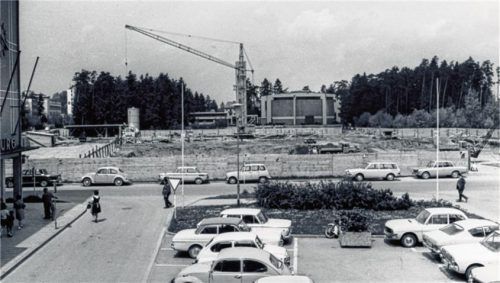 Es wird gebaut. Vor 50 Jahren begannen die Arbeiten für das Rathaus am Stadtplatz (im Hintergrund die Pfarrkirche Christkönig). Aufgenommen wurde dieses Foto (um 1970) aus einem Fenster im Sparkassenanbau, der damals als Rathaus diente.Foto  Stadtarchiv