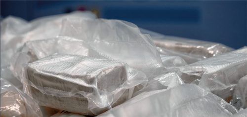 Fahnder fanden bei einem 47-jährigen Albaner knapp ein Kilo Heroin und 89 Gramm Kokain. Jetzt soll der Mann für acht Jahre hinter Gitter. Symbolbild: dpa