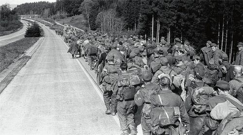 Fast auf den Tag genau vor 75 Jahren bei Frasdorf an der Autobahn Rosenheim-München: Rund 2000 Kriegsgefangene marschieren am 6. Mai 1945 zum Sammelpunkt, von wo aus sie weiter in Kriegsgefangenenlager transportiert werden.Fotos U.S. National Archives/Rosenheimer Verlagshaus