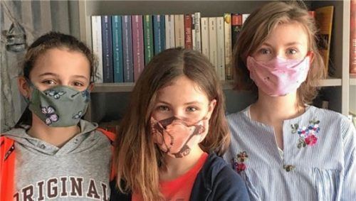 Fiona Waldmann, Chiara und Emilia Neubauer (von links) zeigen eine kleine Auswahl ihrer Mund-Nasen-Abdeckun- gen-Produktion.Foto  Fischer