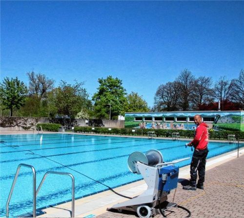 Freibadbetriebsleiter Helmut Eggerl sagt „wir sind voll im Plan“. Sobald eine Öffnung erlaubt ist, kann es losgehen.