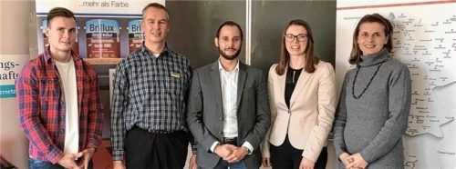 Freuen sich auf die Zusammenarbeit im Rahmen der Bildungspartnerschaft: (von links) Andreas Moser (Auszubildender), Christoph Berger (Ausbilder), Raphael Hund (stellvertretender Gebietsverkaufsleiter), Yvonne Steck (Bildungsberaterin der IHK-Geschäftsstelle Rosenheim) und Bettina Klaus (Erweiterte Schulleitung der Johann-Rieder-Realschule). Foto IHK München und Oberbayern