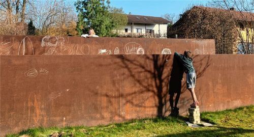 Freundschaft trägt in Corona-Zeiten: Über den Gartenzaun hinweg unterhalten sich Leni-Rose und Matteo seit Beginn der Ausgangsbeschränkungen Tag für Tag.Fotos Privat