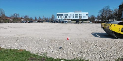Für die Containerschule an der Friedrich-Wilhelm-Raiffeisen-Straße wird derzeit alles vorbereitet. Foto  Baumann
