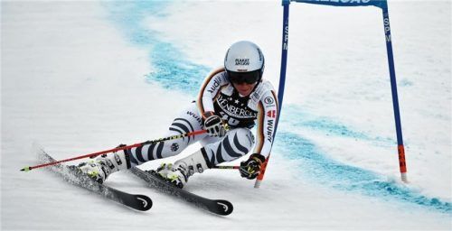 Ganz nah am Tor und mit vollem Risiko: Veronique Hronek aus Unterwössen bei einem Weltcup-Riesenslalom in Aktion. Foto  dpa