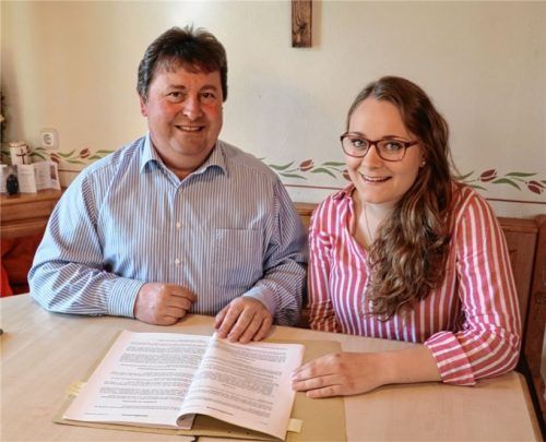 Gemeinderatsneuling Barbara Kronberger informiert sich schon mal bei ihrem Vater, Bürgermeister Lorenz Kronberger, wie ein Haushaltsplan aufgebaut ist.Foto  Wagner