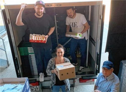 Gemeinsam helfen: Basketballerin Svenja Brunckhorst und die Löwen-Fußballer (hinten rechts Trainer Michael Kokocinski) beim Verladen für die Wasserburger Tafel.