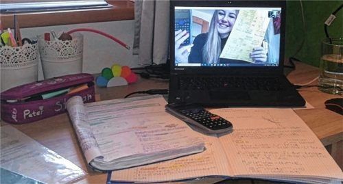 Gemeinsam lernen: Lisa und Linda saßen am Anfang noch beieinander, nach einer Woche ging es via Skype weiter. Fazit der beiden: Normaler Unterricht, mit Klassenkameraden und Lehrern live, ist besser. Foto privat