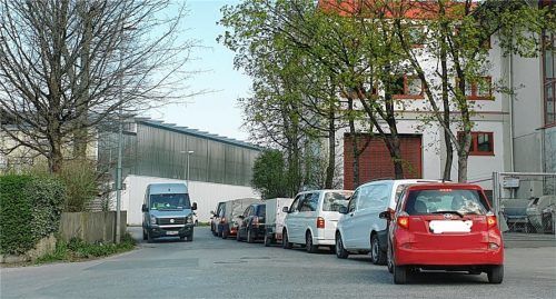 Großer Ansturm: Vor dem Rosenheimer Wertstoffhof hat sich eine Schlange gebildet. Aufgrund der Corona-Regelung dürfen insgesamt nur zehn Fahrzeuge auf die Anlage. Fotos Albers/Schlecker
