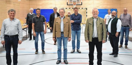 Gruppenfoto mit Sicherheitsabstand: Aus dem Söchtenauer Gemeinderat scheiden aus (von links): Georg Liegl, Sebastian Riepertinger, Martin Adlmaier, Klaus Geschwendtner, Sebastian Grießer, Alfred Martin, Hubert Fischer, Sebastian Forstner (Bürgermeister), Martin Gabriel, Lorenz Loy und Martin Mayer-Löw.Fotos Blum