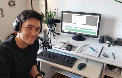 Guten Morgen aus der Quarantäne: Florian Weilnhammer nimmt in seinem Arbeitszimmer Videos für die Schülerinnen der städtischen Mädchenrealschule in Rosenheim auf. Fotos privat