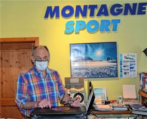 Hans Tischlinger hat sein Geschäft umstrukturiert, sodass sich die Kunden aus dem Weg gehen können.