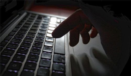 Hat sich ein 45-Jähriger Kinderpornografie auf den PC geladen und an andere Menschen weiterverbreitet? Das Gericht beurteilte diese Frage mit einem Ja und verurteilte den Kolbermoorer zu einer Bewährungsstrafe. Foto dpa