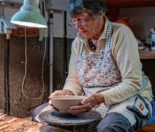 Helga Bauer ist fasziniert vom heimischen Material, das schöne Glasuren ermöglicht.Foto Nitzsche