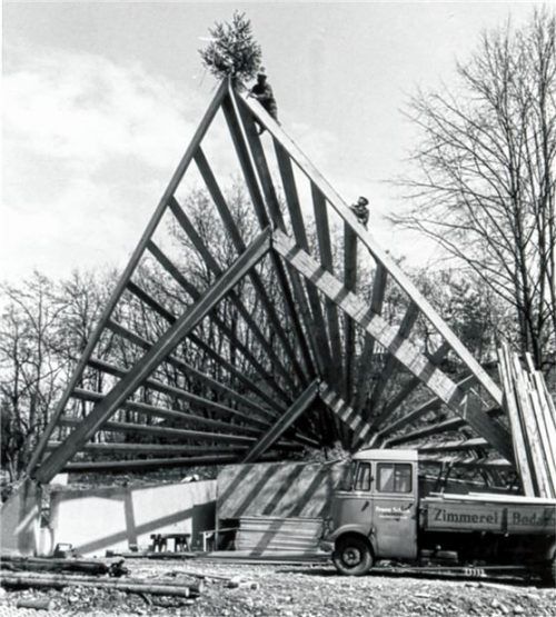 Im Frühjahr 1970: Der Firstbaum wird am Pavillon-Bau im Stadtpark befestigt. Die Beton-Holzkonstruktion, die in der Woche vor 50 Jahren Richtfest feierte, ist ein Werk des Waldkraiburger Zimmerermeisters Erhard Rösler. Der Sohn des ersten Gründungsbürgermeisters der Stadt gehörte von 1972 bis 1990 dem Stadtrat an.Foto  Stadtarchiv