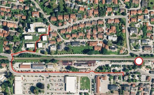 Im Luftbild rot markiert ist der empfohlene Schulweg von Norden über den Bahnübergang zur Mangfallschule in Kolbermoor.Foto Stadtmarketing Kolbermoor