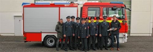 Ende Februar hat eine Delegation das neue MLF in Zwickau abgeholt. Seitdem wartet das Fahrzeug darauf, in Betrieb genommen zu werden. Denn wegen der Corona-Krise dürfen die Feuerwehren aktuell nicht üben oder Schulungen durchführen. Foto  Feuerwehr Pürten