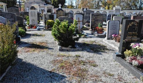 Im Wandel der Zeit: Auf dem Friedhof am Kapuzinerkloster in Rosenheim sind bereits zahlreiche Erdgräber aufgelassen. Immer mehr Menschen entscheiden sich für ein Urnengrab.Foto SChlecker