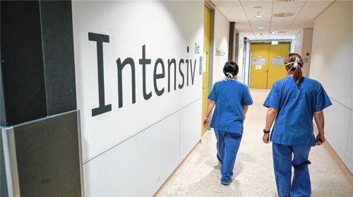 In den Krankenhäusern, und dort vor allem auf den Intensivstationen, wird im Moment jede verfügbare Kraft gebraucht. Auch Irina Kerbel – derzeit eigentlich in Elternzeit – war sofort zur Stelle. Doch es galt, etliche bürokratische Hindernisse zu überwinden. Foto  dpa