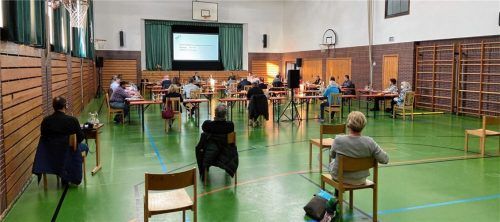 In der alten Schulturnhalle tritt der Kiefersfeldener Gemeinderat zur konstituierenden Sitzung zusammen. Auch hier gilt: Die vorgegebenen Richtlinien werden strikt eingehalten.Foto re