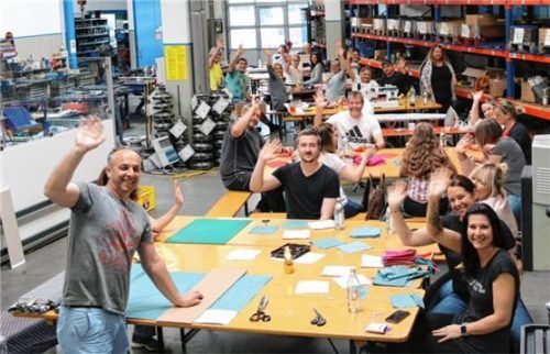 In der Freizeit produzierten die Mitarbeiter von Dickow Pumpen keine Pumpen, sondern Schutzmasken, die während der Corona-Pandemie Mangelware sind. Foto  re