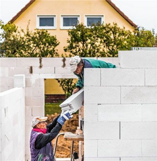 Infolge der Corona-Krise kann es auf den Baustellen privater Bauherren längerfristig zu Verzögerungen kommen. Foto djd-mk/Bauherren-Schutzbund