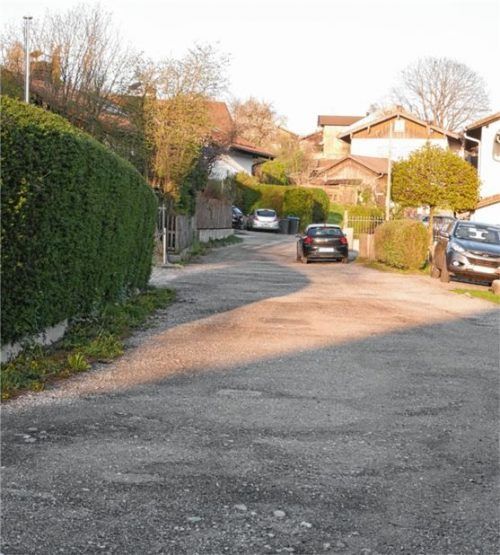 Jetzt-Zustand in Pfaffenbichl: Das Abrechnungsgebiet für den Vollausbau umfasst 220 Meter gekiesten Fichtenweg sowie die 190 Meter lange asphaltierte Feldstraße und die davon abzweigende 90 Meter lange Stichstraße.Foto Kirchner