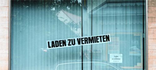 Ladenmiete zu bezahlen, fällt durch die fehlenden Einnahmen während der Corona-Krise schwer. Und auch, wer in beengten Verhältnissen wohnt, hat es derzeit schwer.Foto dpa