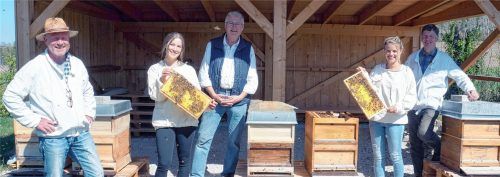 Langjährige und junge Imker im Erfahrungsaustausch: Karl-Heinz Schäfer, Elisabeth Heller, Georg Bachmayr, Katharina Niedermeier und Sepp Mair (von links). Fotos  Gerlach