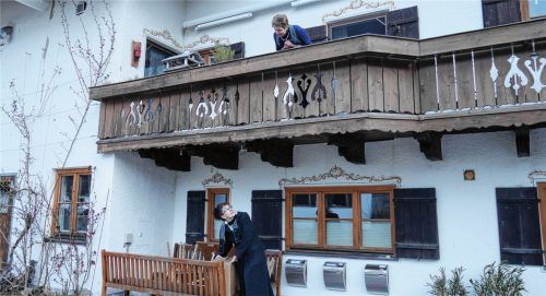Lieferung aus dem Sachranger Dorfladen an einen Haushalt in Huben: Die Geschäftsführerin des Dorfladens, Kerstin Schwerdtfeger, liefert die Waren bis vor die Haustür.Foto Kirchner