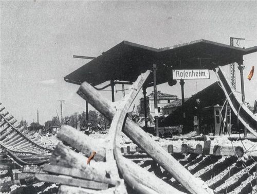 Man braucht schon das Ortsschild, um zu wissen, wo man sich hier befindet: Das zerstörte Bahnhofsgelände.