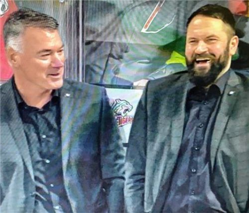 Manuel Kofler (rechts) und sein Cheftrainer bei den Nürnberg Icetigers Kurt Kleinendorst. Fotos privat