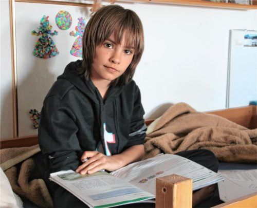 Marlene Riediger macht ihre Hausaufgaben mal auf dem Bett, mal am Schreibtisch und mal auf dem Fußboden. Foto Riediger