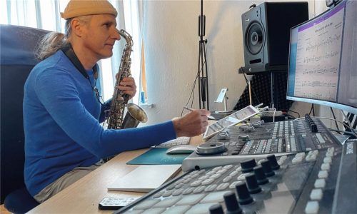 Martin Stolz ist einer von 27 Musikschullehrern der Kolbermoorer Stadtsing- und Musikschule. Er unterrichtet seine Schüler jetzt online. Foto re
