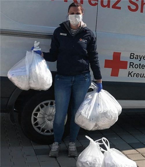 Martina Wastlhuber vom BRK-Kreisverband Mühldorf mit Säcken voller Behelfsmasken, die von Freiwilligen genäht wurden und jetzt an Bedarfsträger verteilt werden. Foto re
