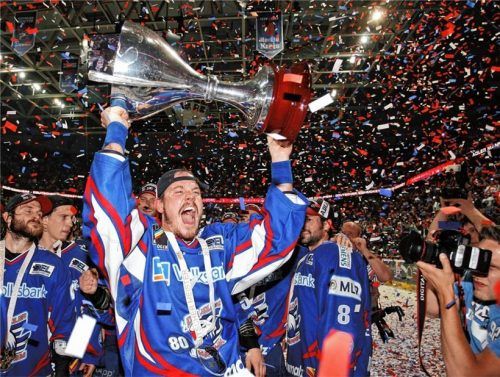 Meister: Dreimal durfte Christoph Ullmann den DEL-Pott in die Höhe recken.Foto dpa/Wittek