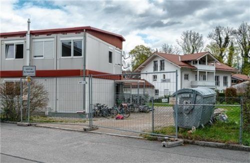 Mit einem Bauzaun abgeriegelt: Die Asylunterkunft in Brannenburg. Foto Thomae