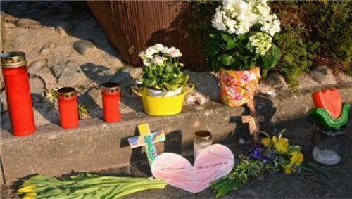 Mit Kerzen, Kreuzen und Blumen bekunden die Menschen aus Vogtareuth und der Umgebung am Ort der Tragödie ihre Trauer. Foto .Ammelburger