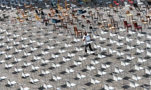 Mit leeren Stühlen in deutschen Innenstädten haben Gastronomen auf die Folgen der Corona-Einschränkungen aufmerksam gemacht. Die Leser der OVB-Heimatzeitungen sehen den sogenannten „Lockdown“, der die Pandemie eindämmen soll, unterschiedlich. Foto DPA