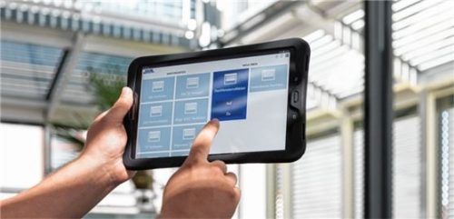 Moderne Sonnenschutzsysteme lassen sich heute auch per App auf dem Tablet steuern.Foto  djd/Schanz Rollladensysteme