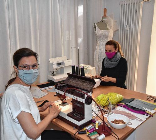 Mund-Nase-Schutz statt Couture-Kleid: Konstanze Grabmayer (vorne) und Agnes Zeller von „Silk & Honey“ nähen statt schöner Kleider derzeit Schutzmasken für Rosenheimer Unternehmer. Die beiden Frauen sind damit Teil des Netzwerkes „Corona – Rosenheim hält zusammen“, das das City-Management aufgebaut hat.Foto SChlecker